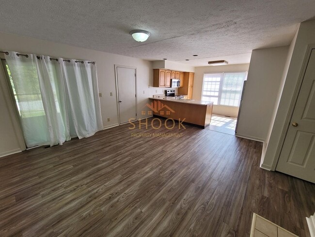 Building Photo - Large 3 BR Townhome/Condo - Available mid June