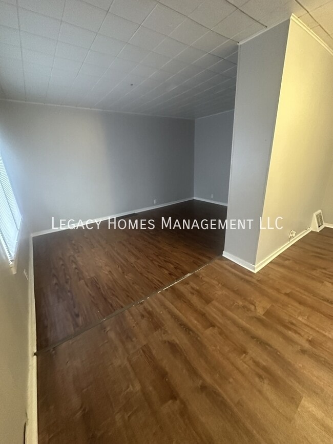 Building Photo - 620-622 W 6th St-620