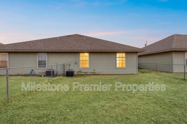 Building Photo - 1021 Rice St