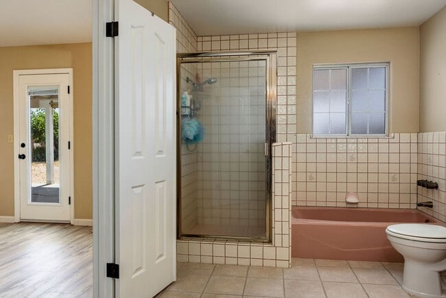 Building Photo - NORTHWEST SOLAR HOME - AVAILABLE NOW!!