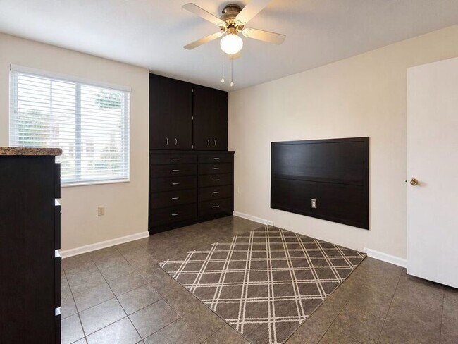 Building Photo - 614 Lake Carolyn Cir