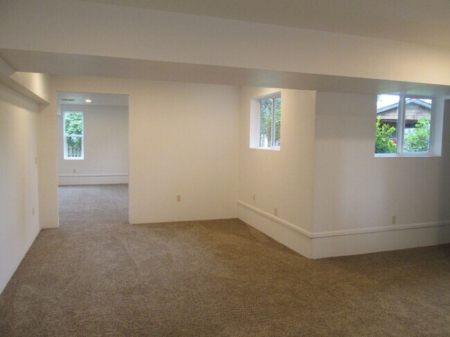 Building Photo - 3 Bedroom House in Burlington