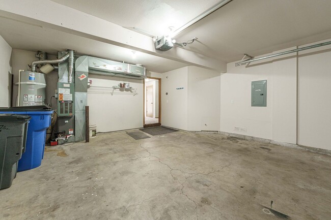 Building Photo - Comfortable 3-Bedroom Townhouse with A/C, ...