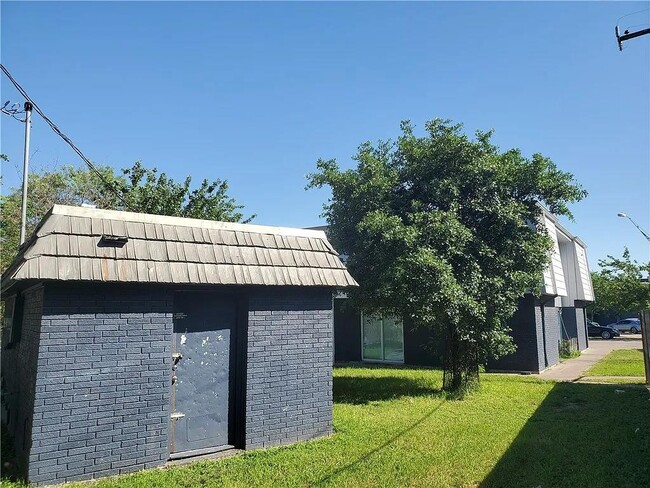 Building Photo - 302 Carmen Ct