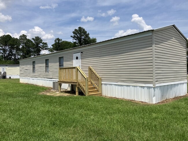 Building Photo - 605 Aster Bend