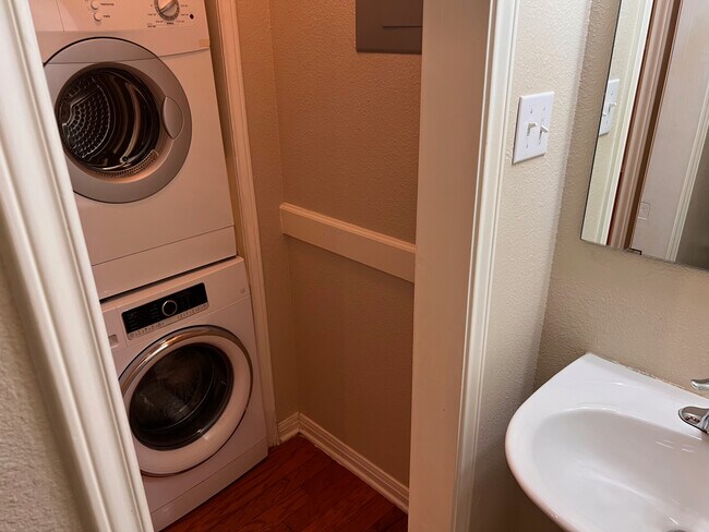 Building Photo - 1500 East Side Dr