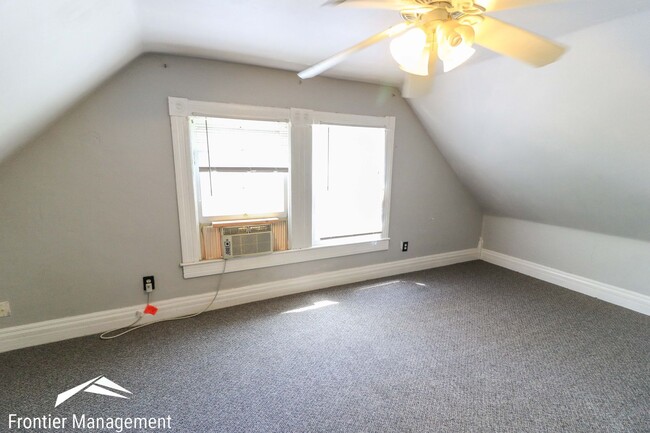 Building Photo - Great side-by-side duplex! Washer & dryer,...