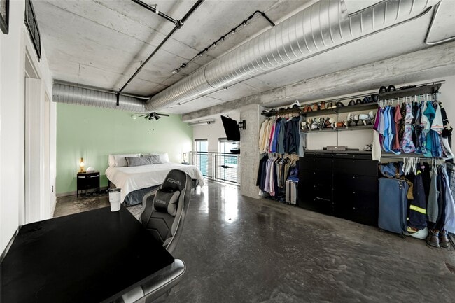 Building Photo - 2000 Bagby St