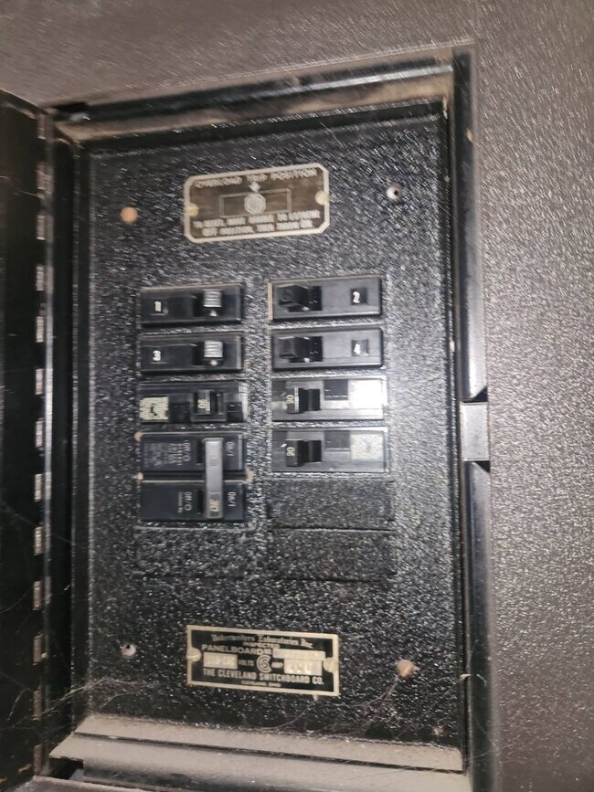 Building Photo - Charming 3-Bedroom Property in Prime Location