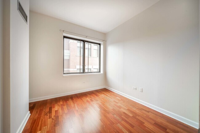 Building Photo - 1322 S Prairie Ave