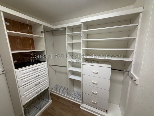 Building Photo - 237 Novara Dr