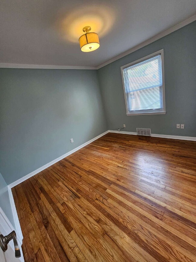 Building Photo - 3 Bedroom Brick Ranch, Updated Kitchen with Granite Countertops, Stainless-Steel Appliances, Hard...