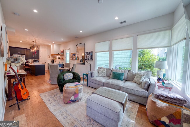 Building Photo - 305 Breakspear Ln