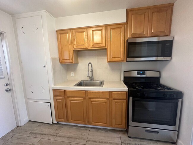 Building Photo - Newly Remodeled 1 Bedroom