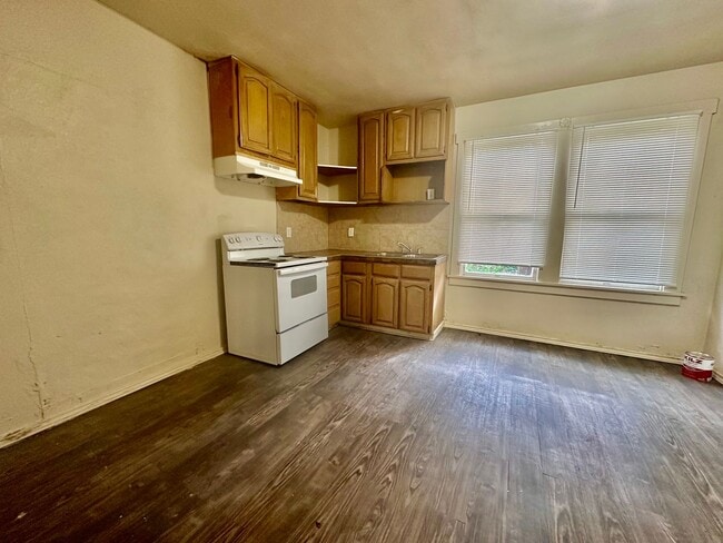 Building Photo - SEPTEMBER  HALF OFF First Month Rent .Stud...