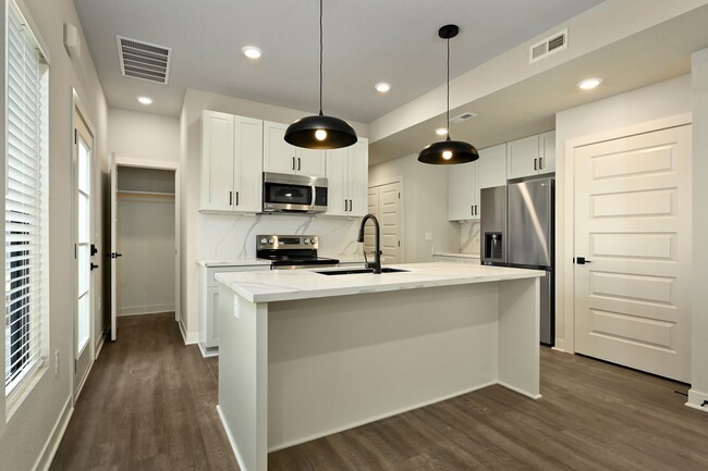Building Photo - Three Bedroom Townhome with Large Unfinish...