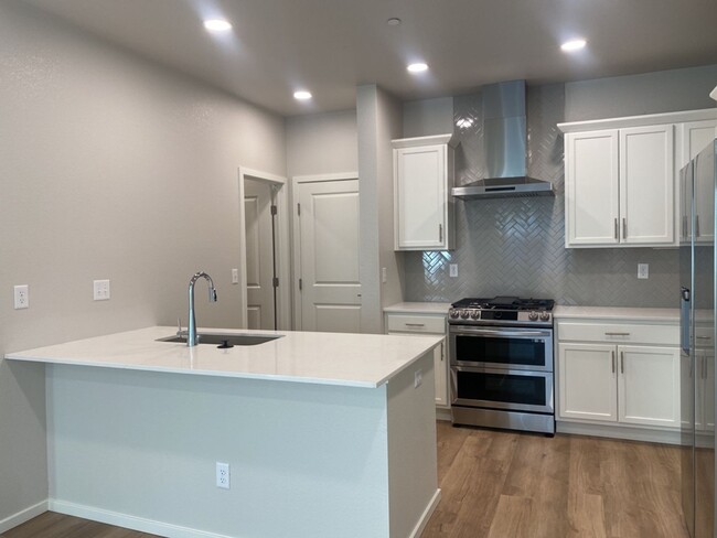 Building Photo - Beautiful 3 Bed/2.5 Bath Townhome with Att...
