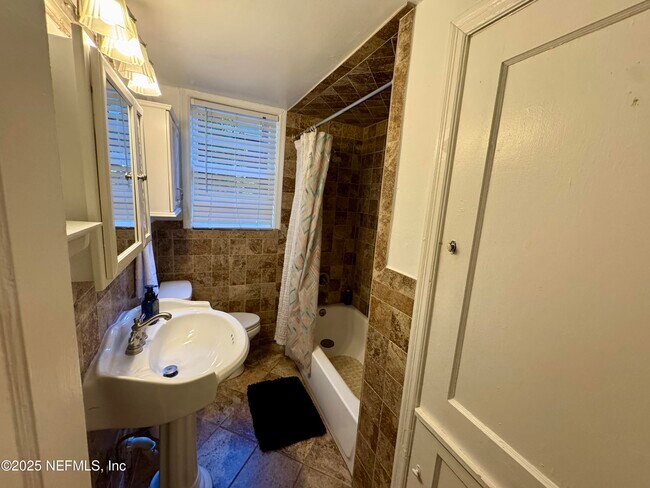 Building Photo - 2336 Herschel St