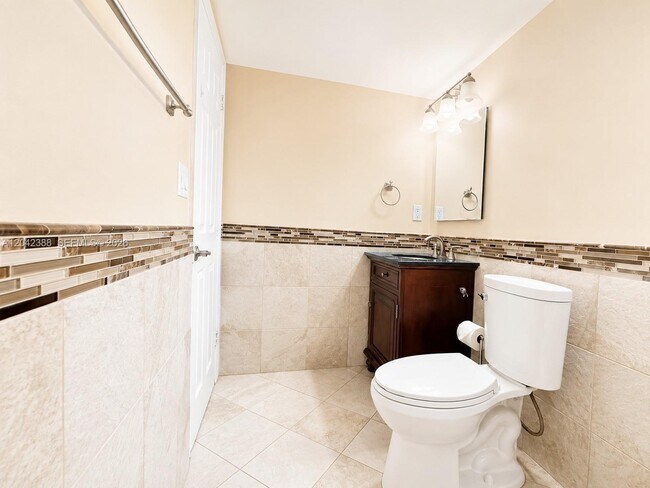Building Photo - 14421 N Kendall Dr