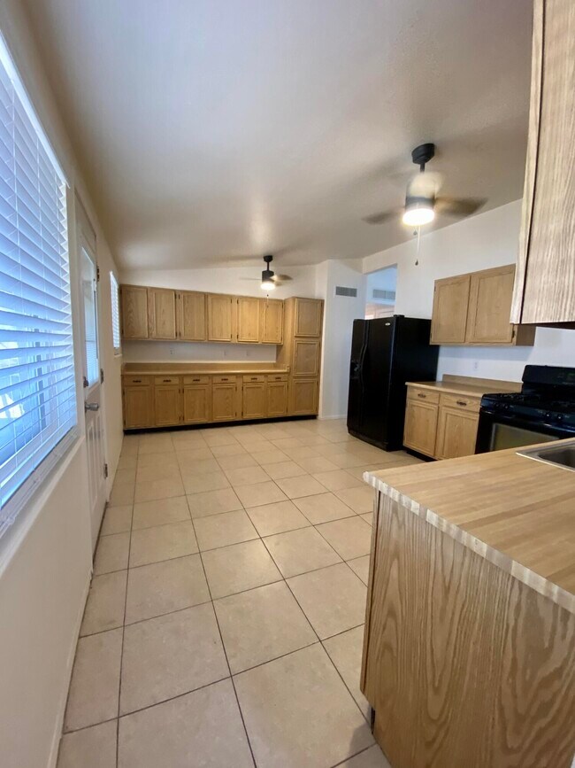 Building Photo - 10457 Omega Cir