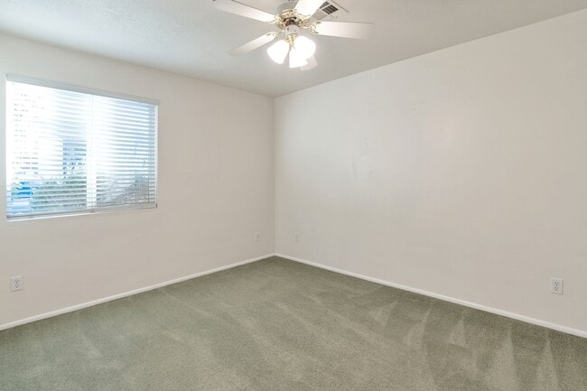 Building Photo - Inviting 2 Bedroom, 1 Bath with Fenced Patio
