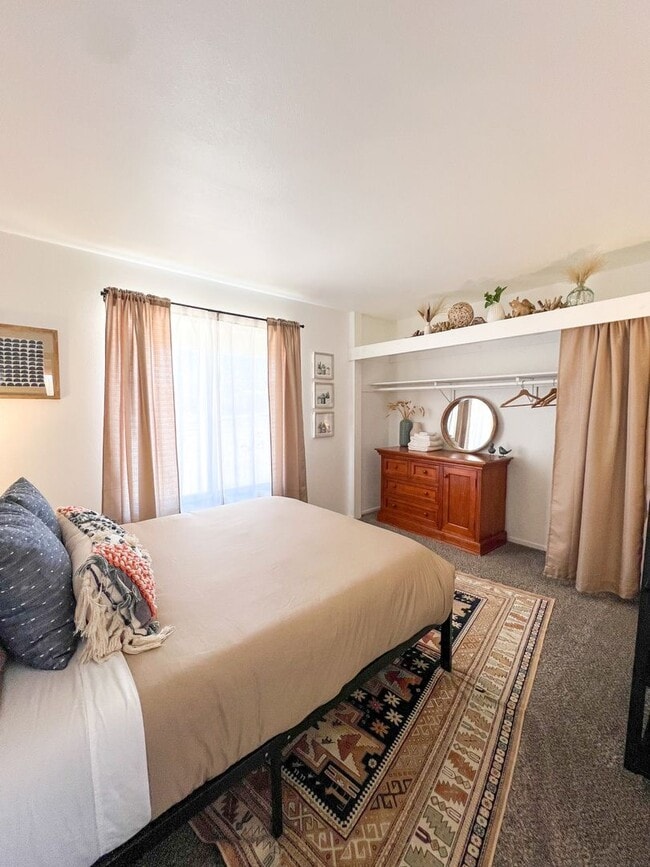 Building Photo - Fully Furnished 4 Bedroom in Sunmore Estat...