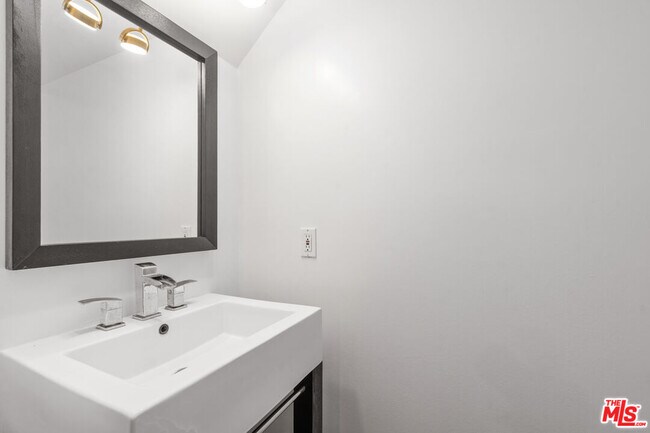 Building Photo - 2508 Arizona Ave