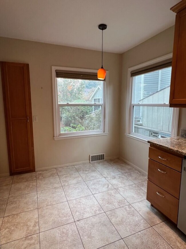 Building Photo - Located in the Historic District! 3+ beds,...