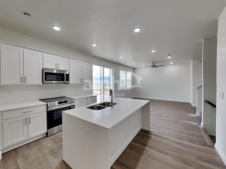 Building Photo - 1244 W Mahogany St