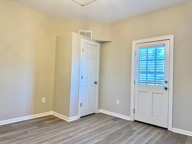 Building Photo - 218 College St