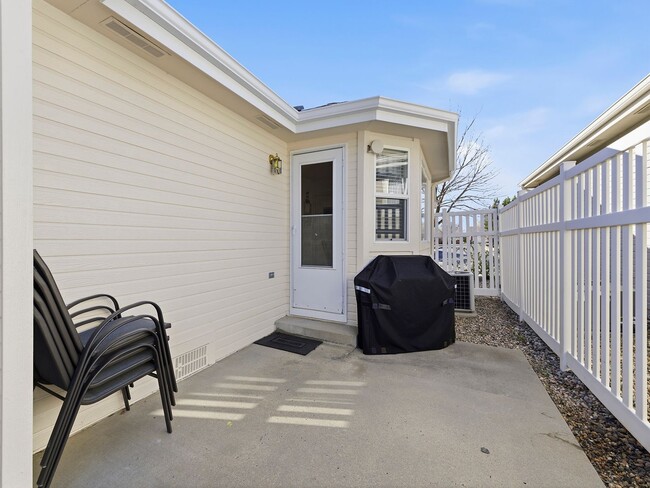 Building Photo - ? Easy Living in Loveland | Fireplace + Prime Hwy 287 Location