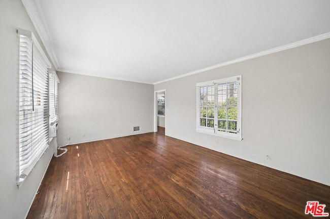 Building Photo - 1402 N Mansfield Ave