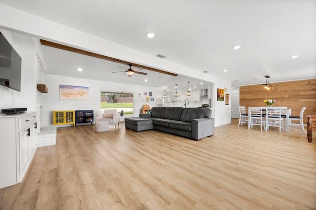 Building Photo - 921 Indian Trail Dr