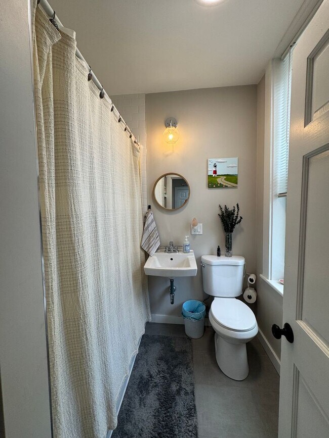 Building Photo - Updated 1 Bedroom in Downtown Amesbury - Available September 1st