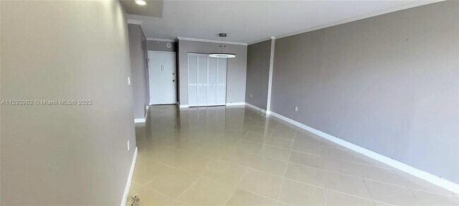 Building Photo - 400 Kings Point Dr