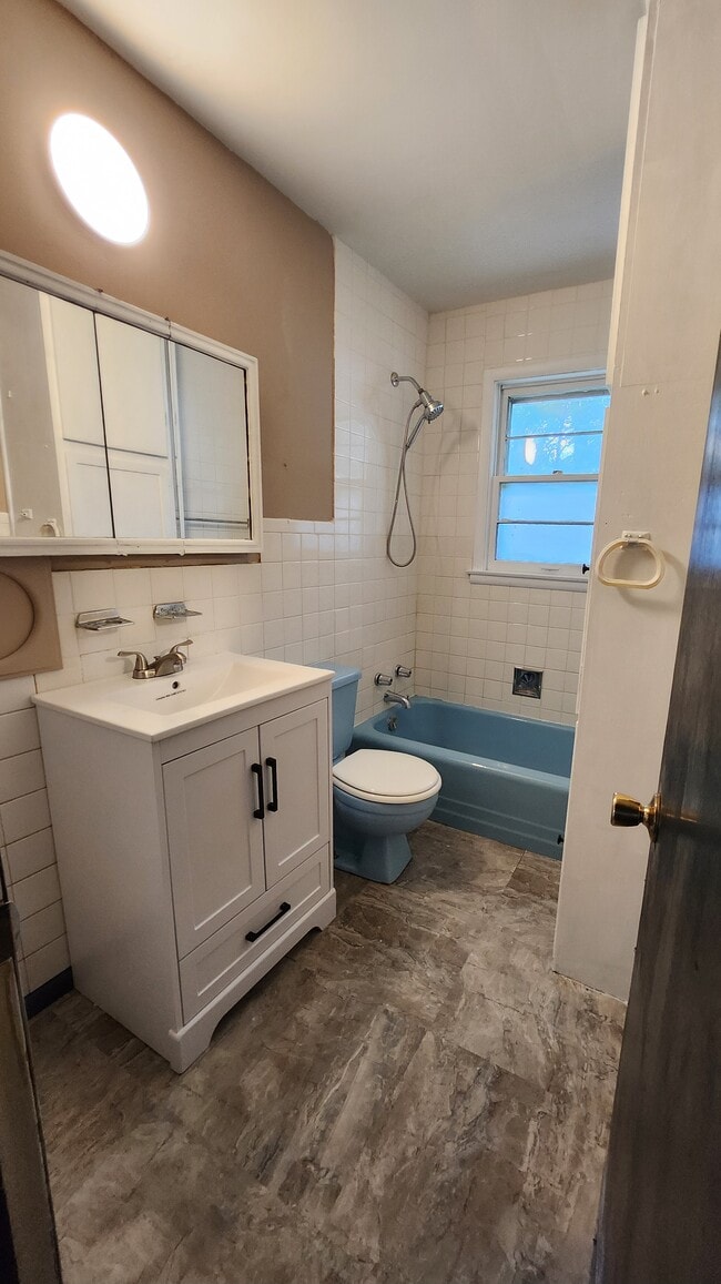 Building Photo - 2116 W Kettelle St