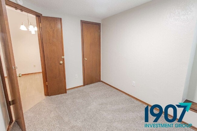 Building Photo - 2102 Briarcliff Dr