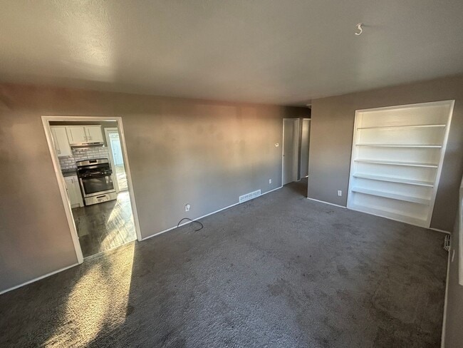 Building Photo - Cute 3 Bedroom, 1.5 Bath, with basement lo...
