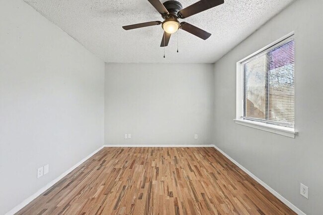 Building Photo - 1045 Happy Holw