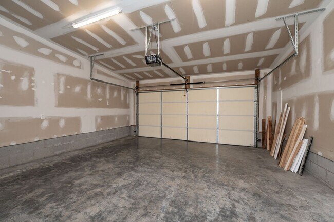 Building Photo - Modern 3BR/2.5BA Oregon Hill Townhome with 2-Car Garage — Walk to VCU & James River — $2,550/mo!