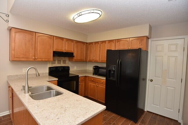 Building Photo - Wilmington Island Gem!