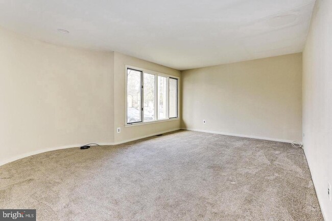 Building Photo - 215 Keats Ct
