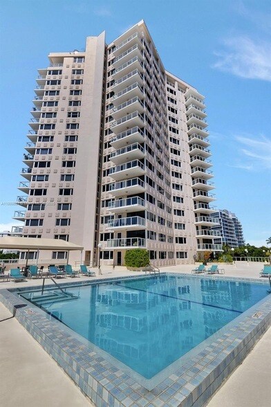 Building Photo - 3000 Holiday Dr