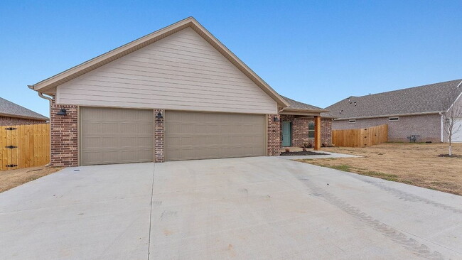 Building Photo - "Charming 3-Bedroom Retreat with Granite Elegance & Cozy Fireplace in Farmington!"