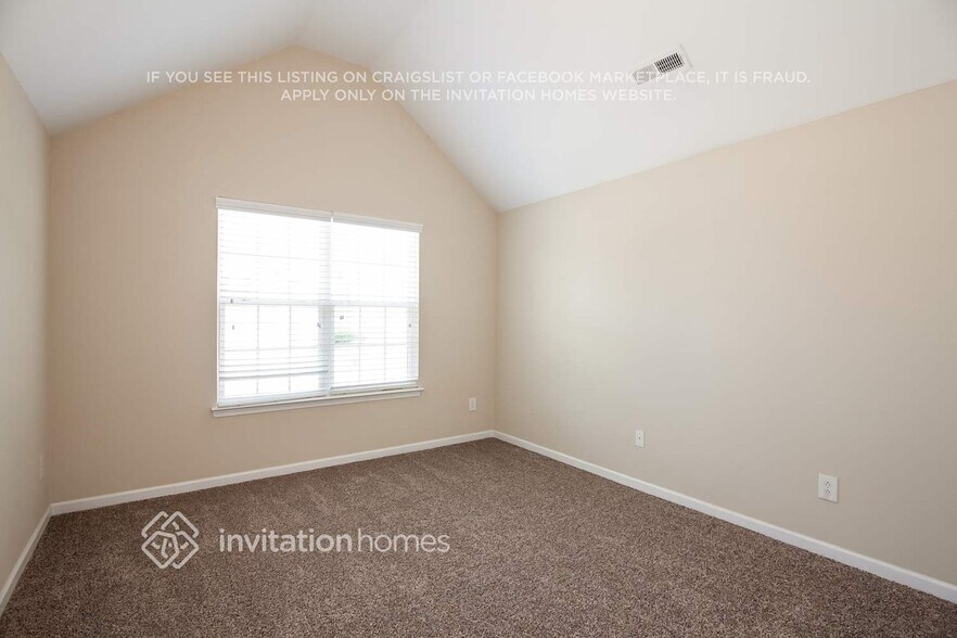 Building Photo - 8422 Oak Dr