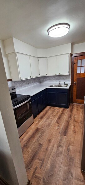 Building Photo - 208 W Sycamore St