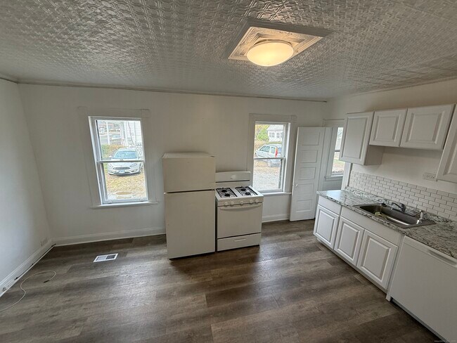 Building Photo - 174 Brentwood Ave