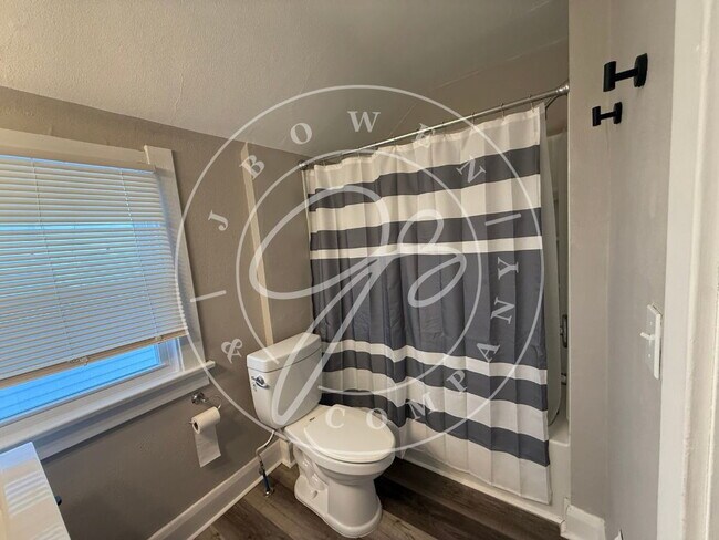 Building Photo - "Charming 3-Bedroom Gem with Granite countertops in West Toledo.