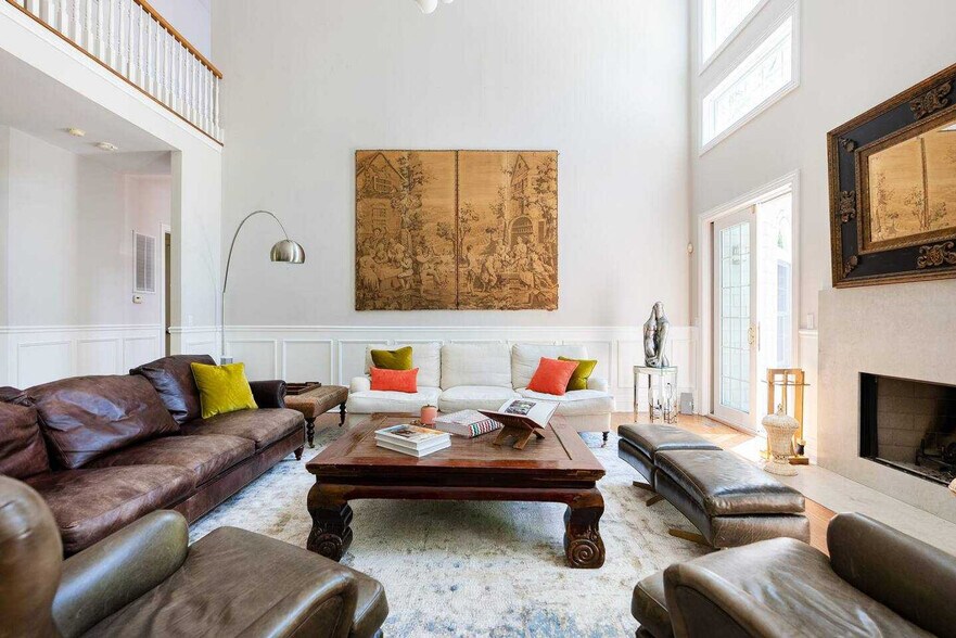 Building Photo - 19 Old School House Ln