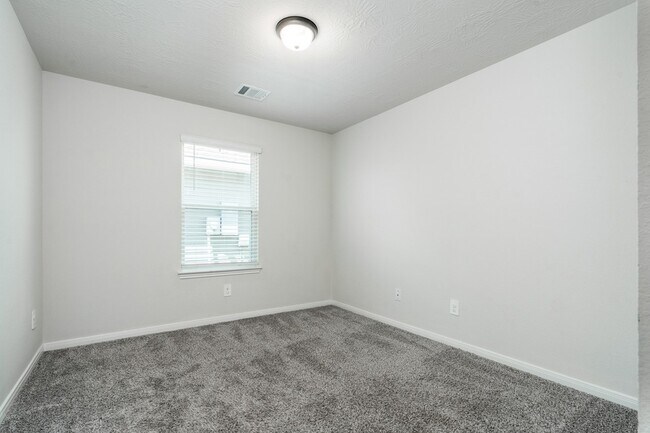 Building Photo - 911 Acorn Trail Pl